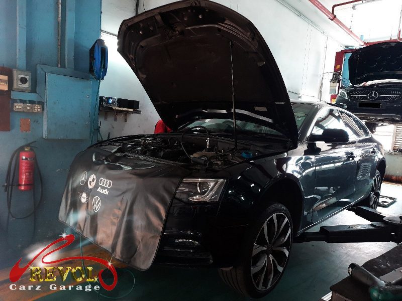 Pressure test on the Audi A5 cooling system finding the leak.