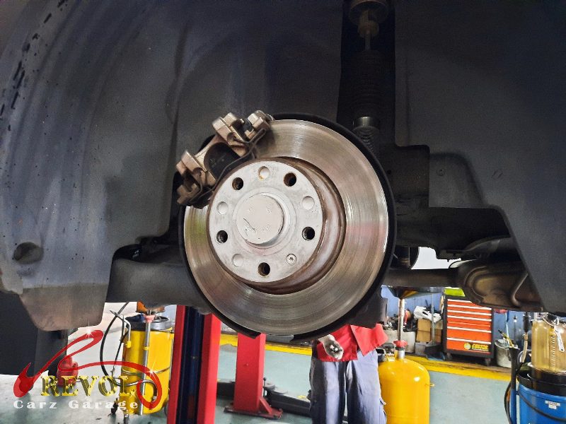 The worn pads and scored discs on the Audi Q2, front and rear.