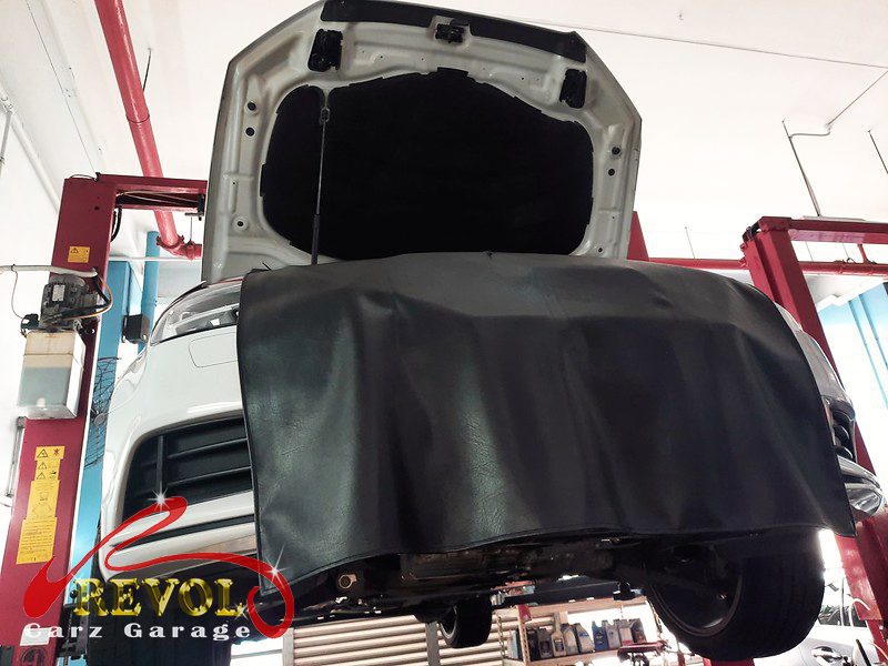 The worn engine mount with cracked and sunken rubber on the Audi A3.