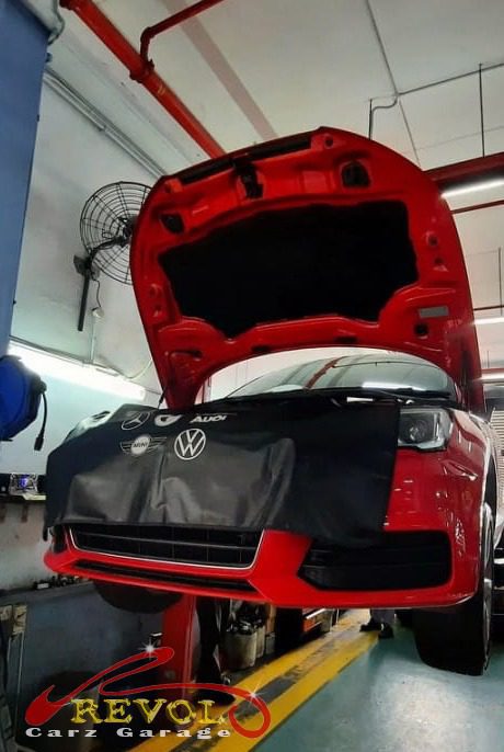 The worn front shock absorber on the Audi A1, weeping and weak.