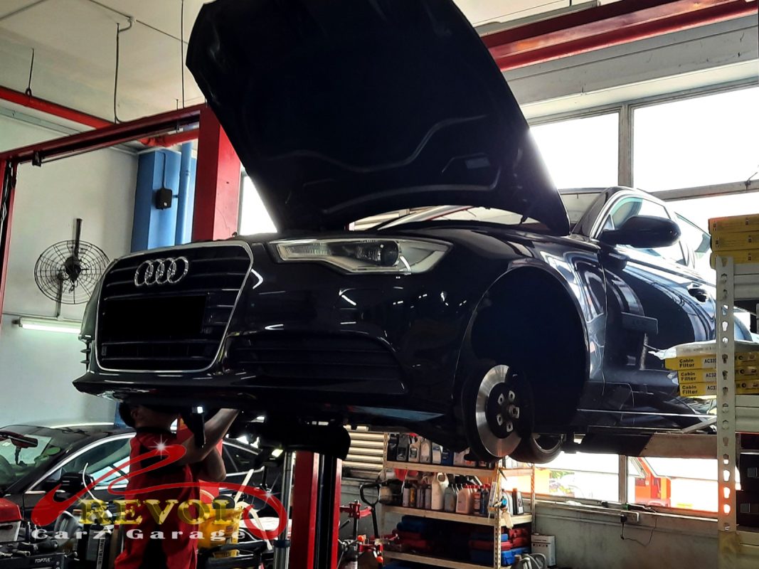 The worn engine mount with cracked and sunken rubber on the Audi A6.