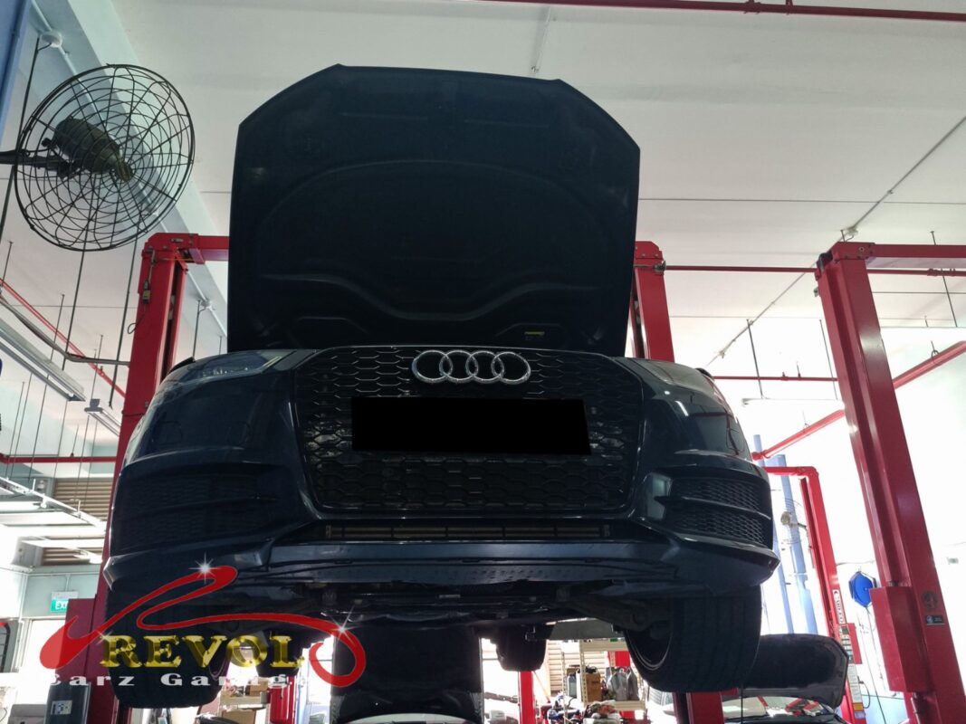 The worn engine mount with cracked rubber on the Audi A6.