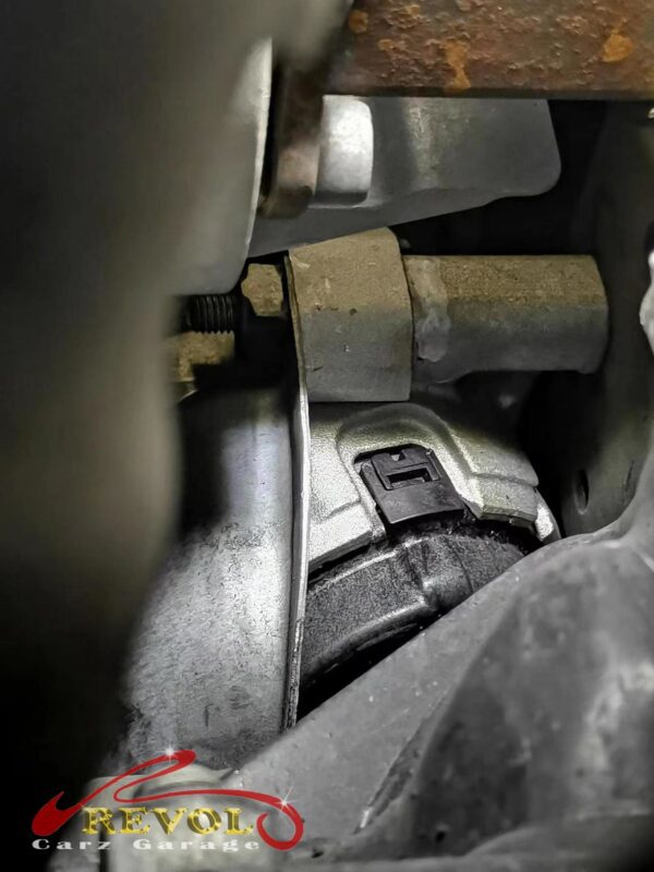 The gearbox mount removed showing the play under load.