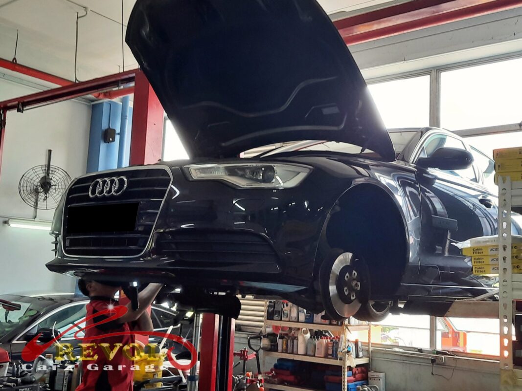 The worn shock absorbers on the Audi A6.