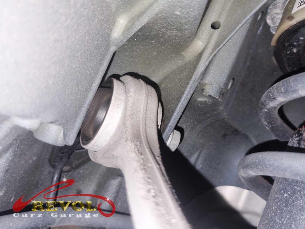 Ball joint with measurable play during the pry-test.
