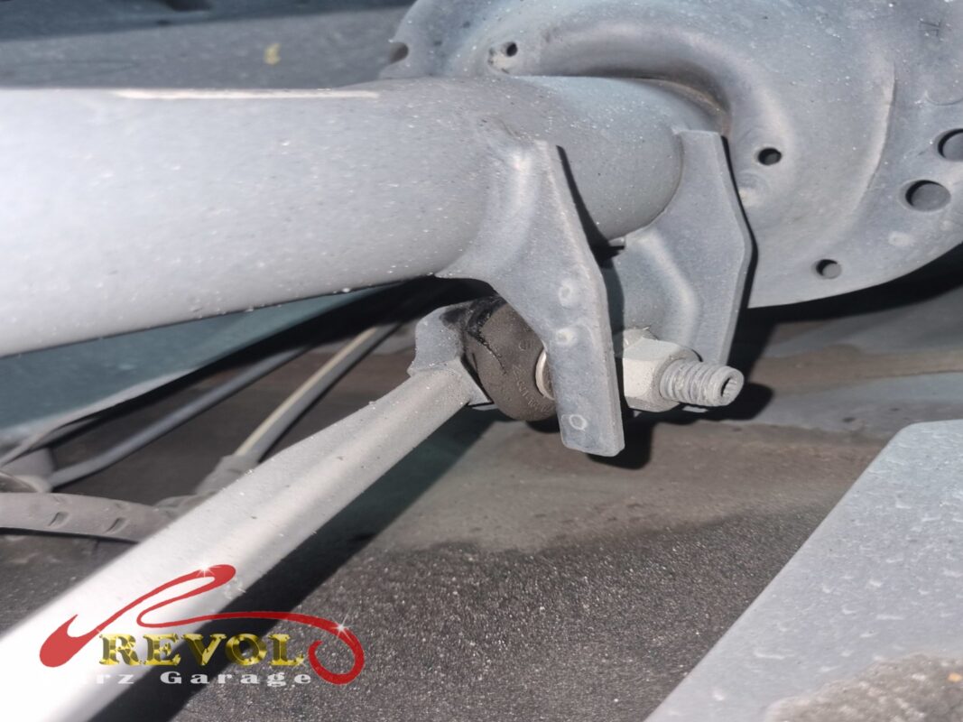 One of the worn anti-roll bar links still on the car, where it bolts to the bar. The ball joint at the end had gone loose.