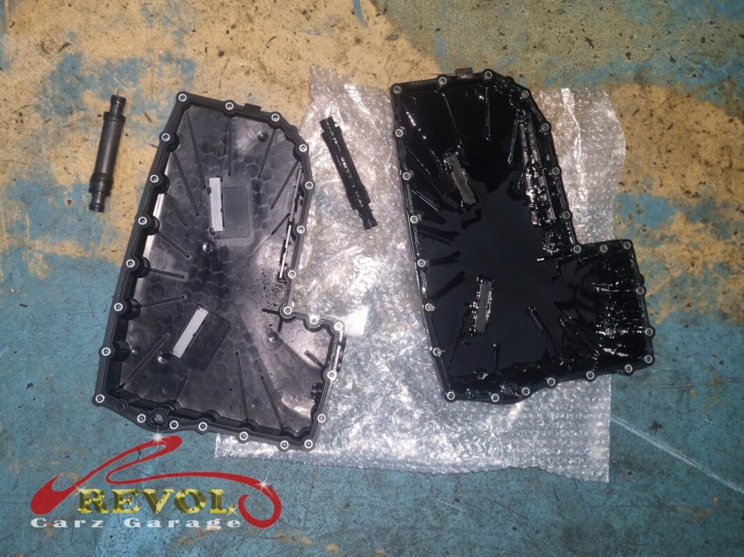 The old ATF pan with its integrated filter (left) next to the new VAG-spec replacement (right).