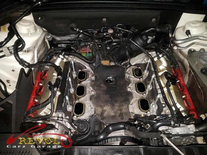 The old intake manifold removed, the swirl flap mechanism worn.