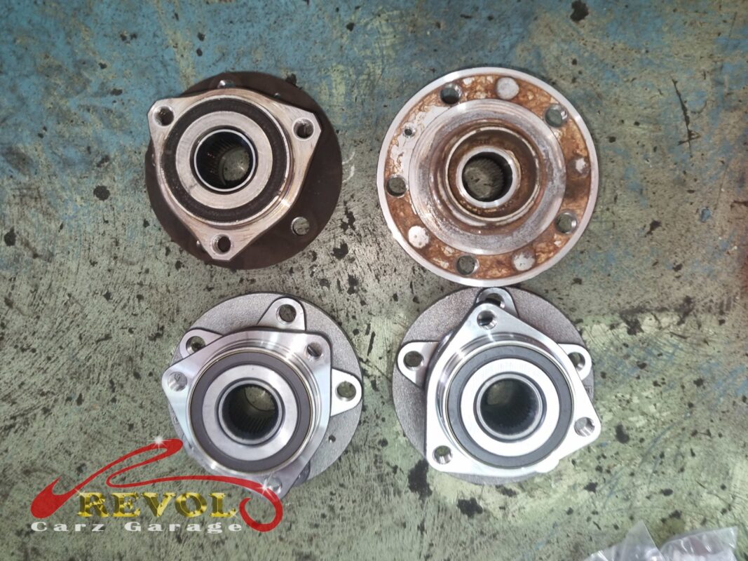The two old front hub bearings (top, rusted) next to the two new Audi-spec replacements (bottom).