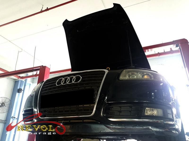 The engine oil drained on the Audi A6 during the service.