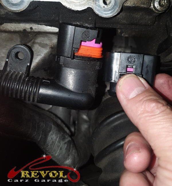 The new oil filter and air filter ready to fit.