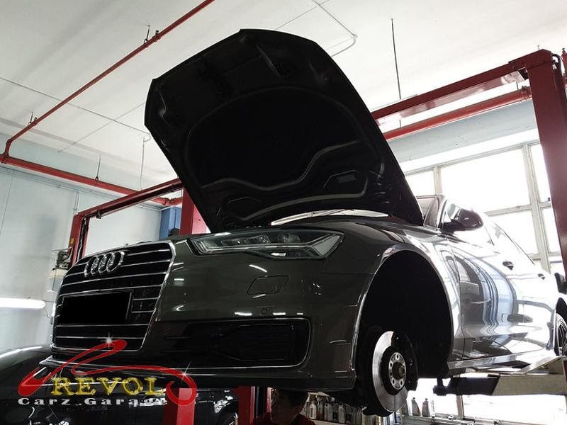The worn engine mount with cracked and sunken rubber on the Audi.