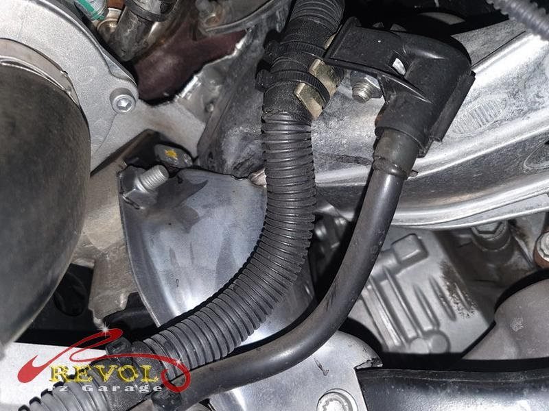 The gearbox mount removed showing the play under load.