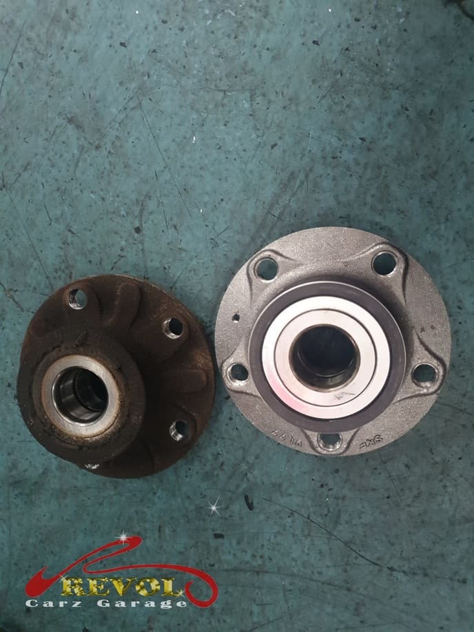 The new genuine Audi-spec rear wheel bearings and a new pair of bonnet struts ready to fit.