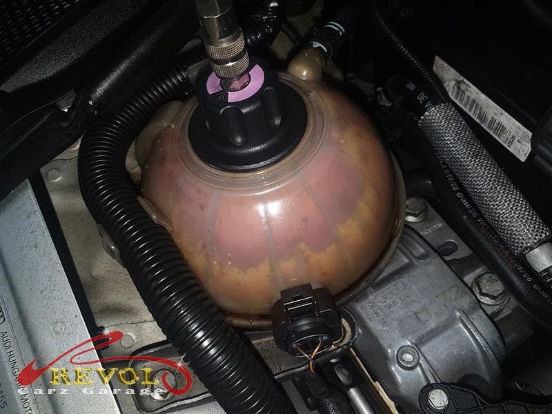The Audi diagnostic system connected to the TT reading the fault code.