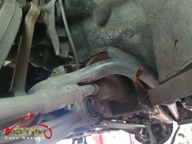 Pressure test on the Audi A4 cooling system finding the weeping coolant flange.