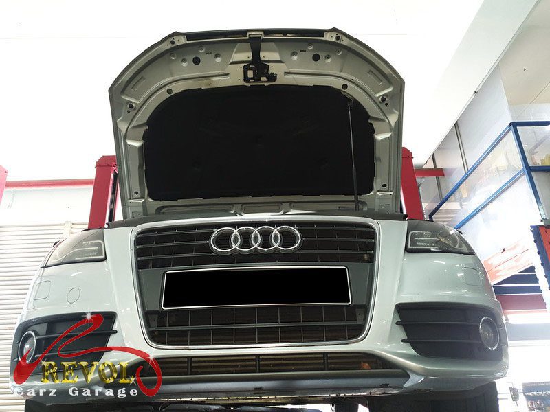 The engine oil and filter changed on the Audi A4.