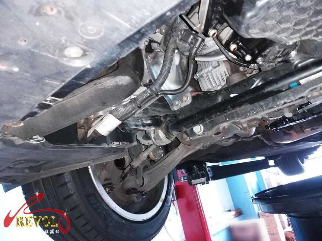 The drive shaft with the worn outer CV joint identified.