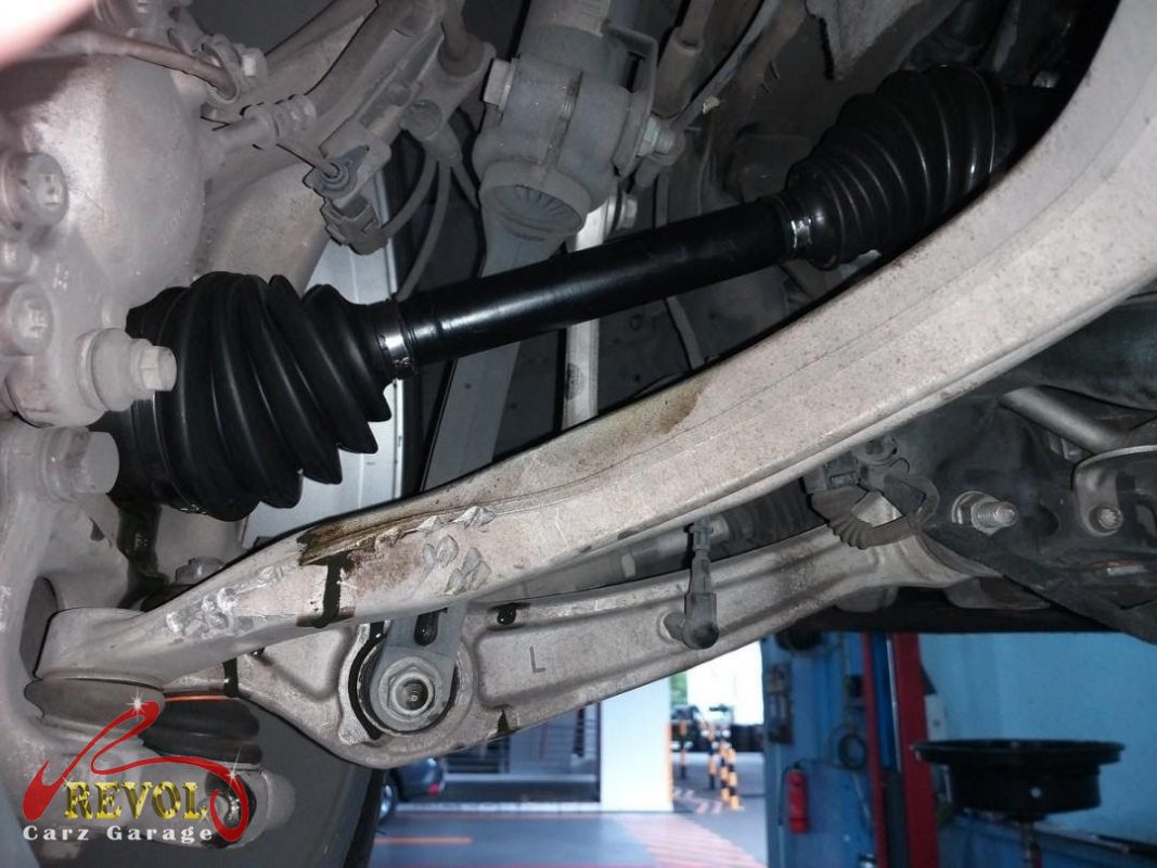 The drivetrain confirmed quiet on full lock.