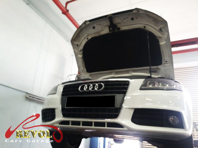 The engine oil and filter changed on the Audi A4.