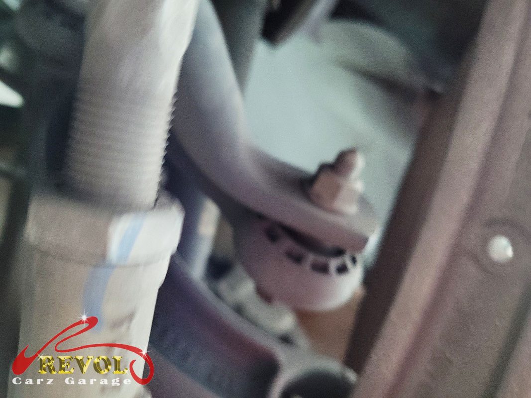 The undercarriage investigation finding the worn anti-roll bar drop links.