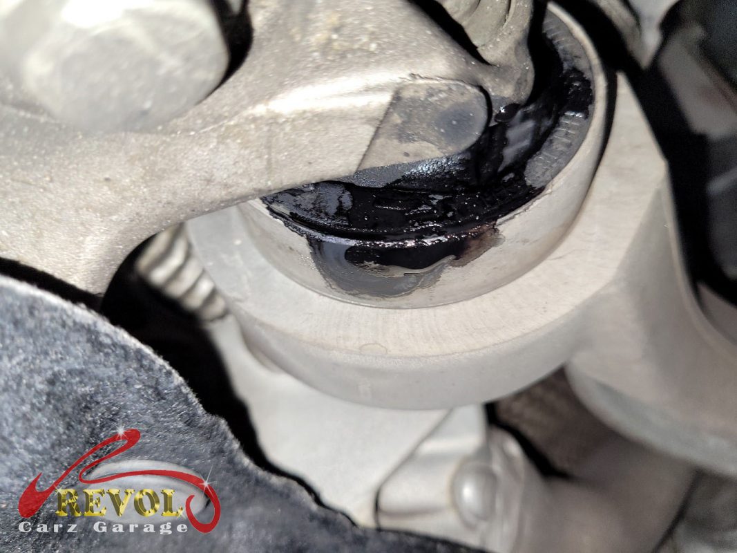 The old worn drop links removed, ball joints loose.