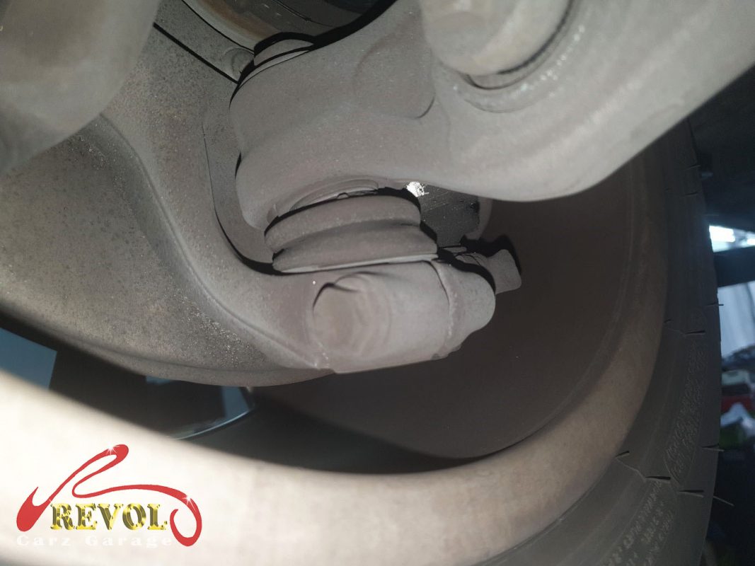 The old worn anti-roll bar drop links removed, ball joints loose.