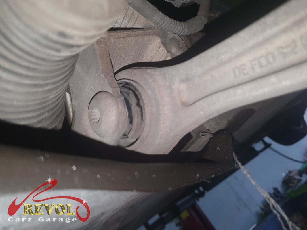 The new genuine Audi-spec anti-roll bar drop links ready to fit.