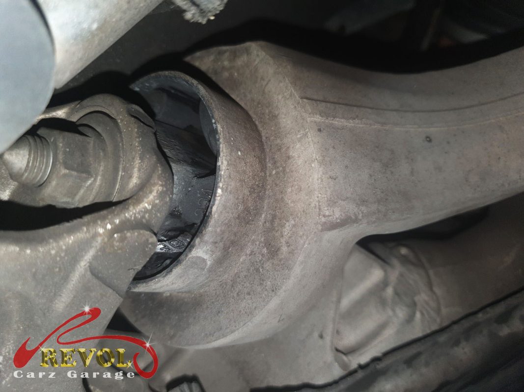 The new links installed and the front suspension checked over.