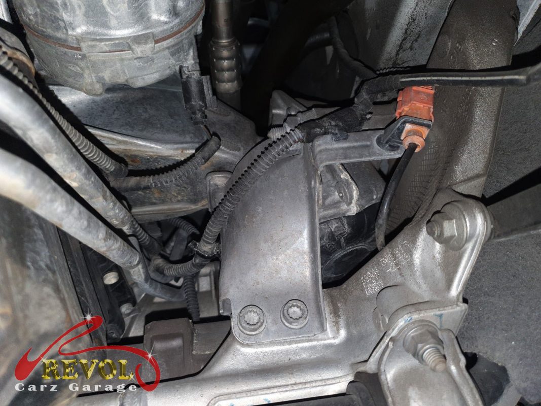 The worn engine mount with cracked and sunken rubber on the Audi A5.