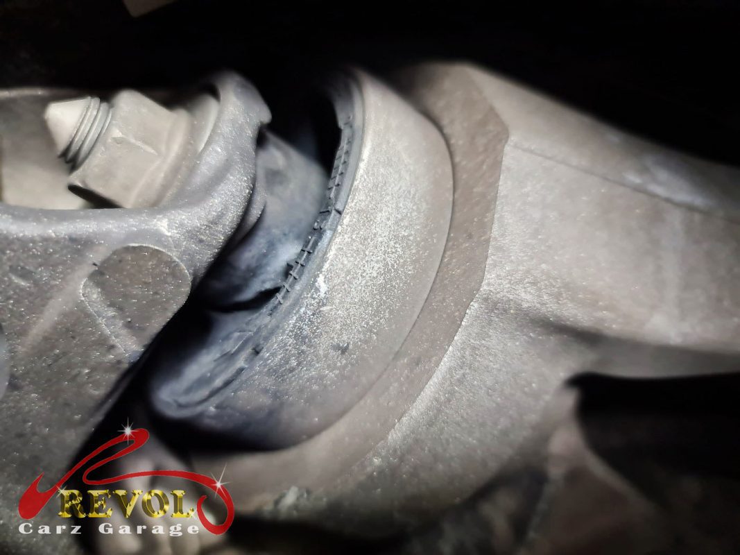 The loose underbody cover with its fixings worked free.