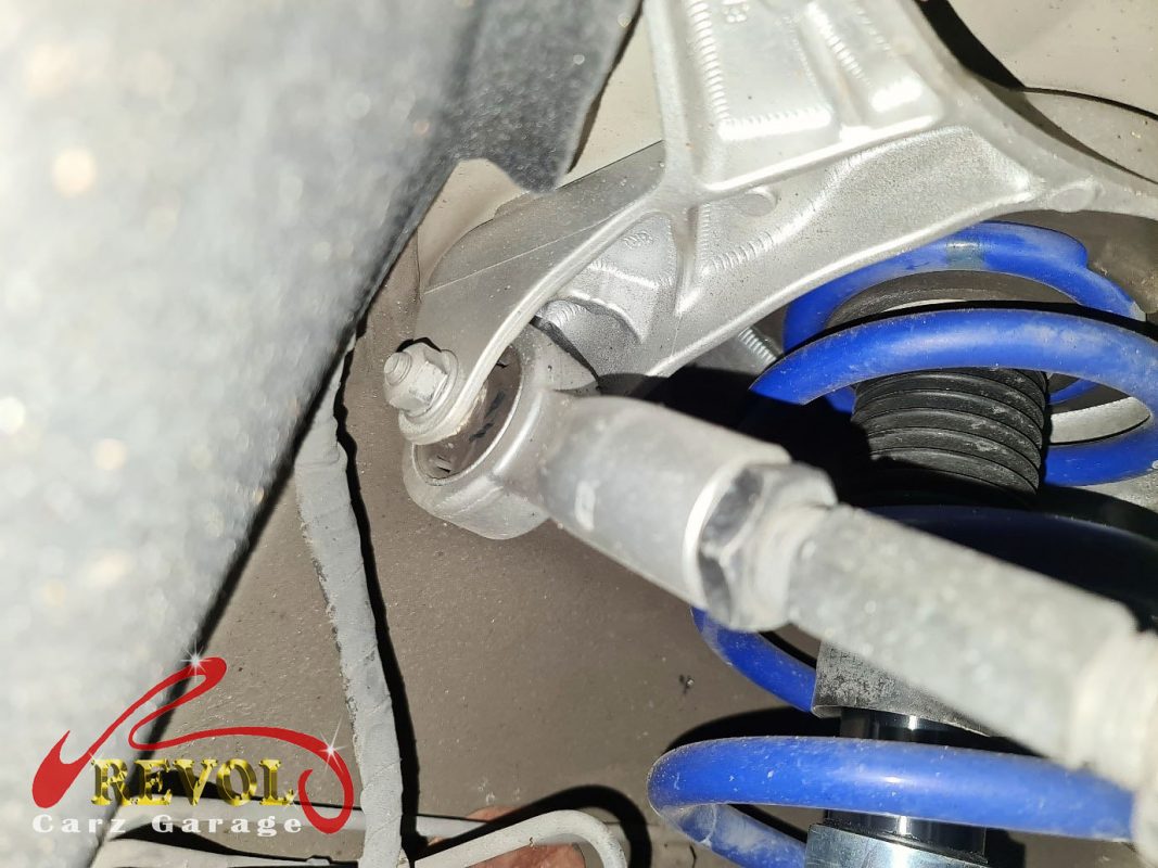The new links installed and the front suspension checked over.