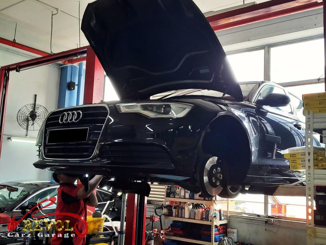 The worn engine mount with cracked and sunken rubber on the Audi A6.