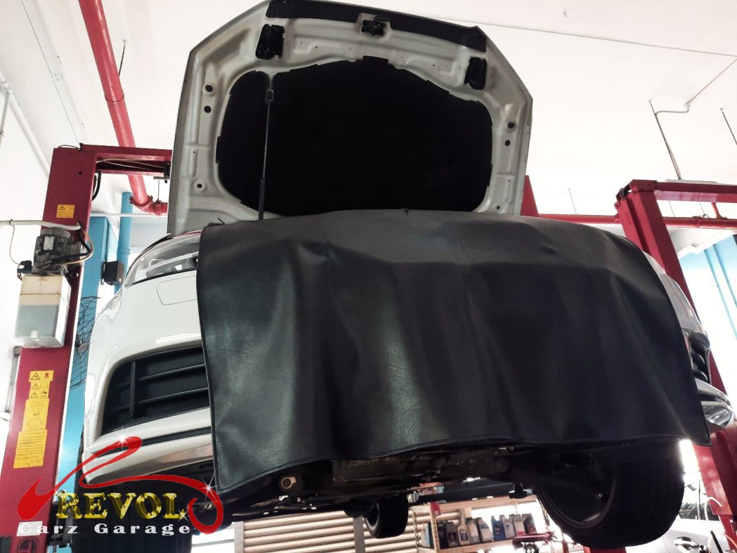 The worn engine mount with cracked rubber on the Audi A3.