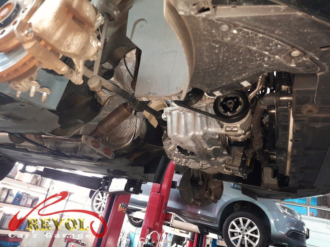 The worn engine mount with cracked and sunken rubber on the Audi A3.
