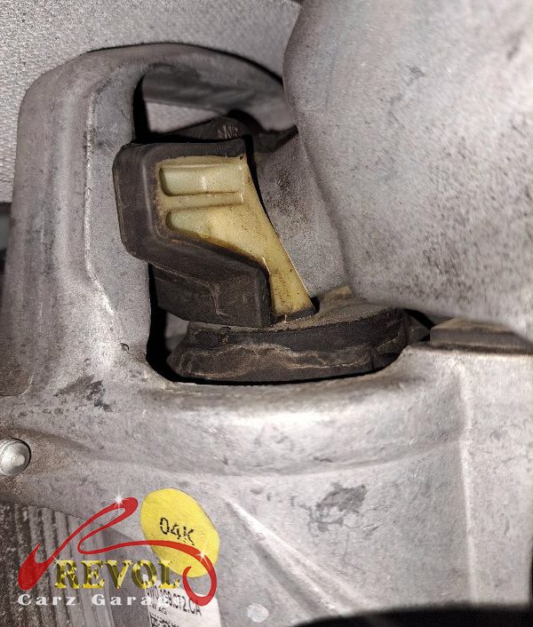 The gearbox mount removed showing the play under load.