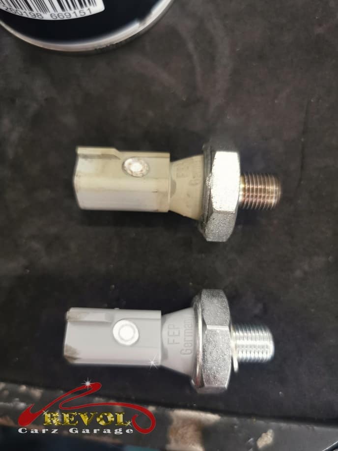 The Audi diagnostic handset showing the oil pressure switch fault.