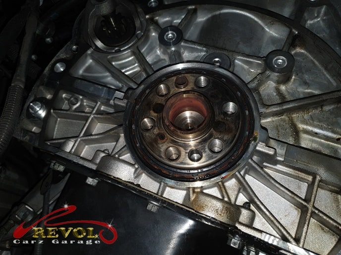 The gearbox dismantled to reach the flywheel area.