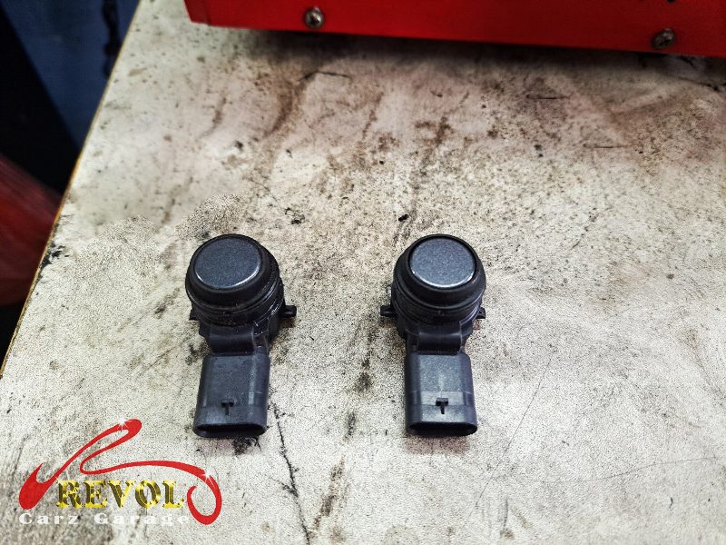 The new genuine BMW-spec ultrasonic sensor ready to fit.