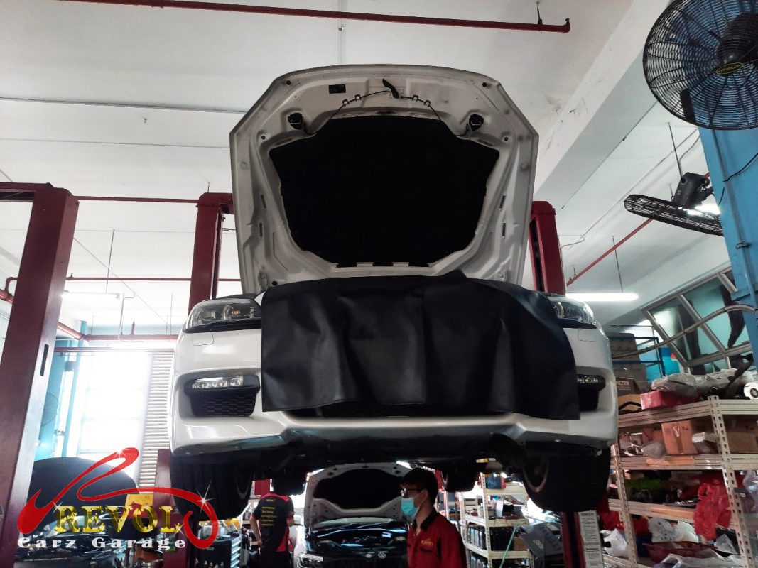 The transmission fluid leak traced to the gearbox pan on the BMW 640i.