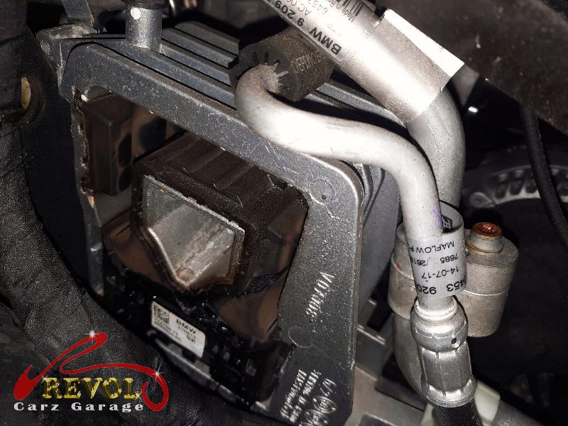 The worn engine mount with cracked and sunken rubber on the BMW 216i.