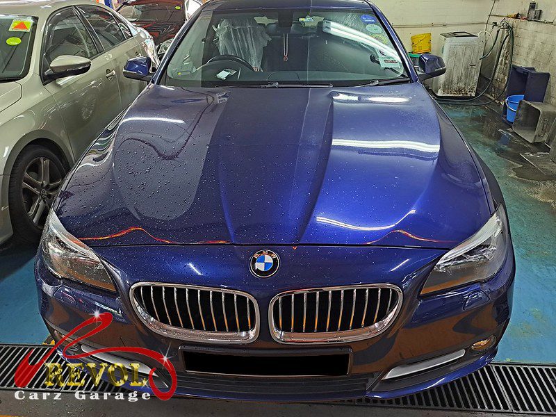 BMW 520i parked at the workshop, in for an engine oil leak diagnosis.