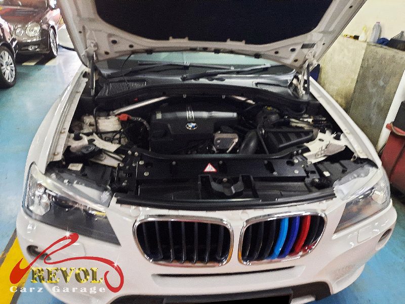 A leak check on the BMW X3 aircon tracing the loss to the evaporator.