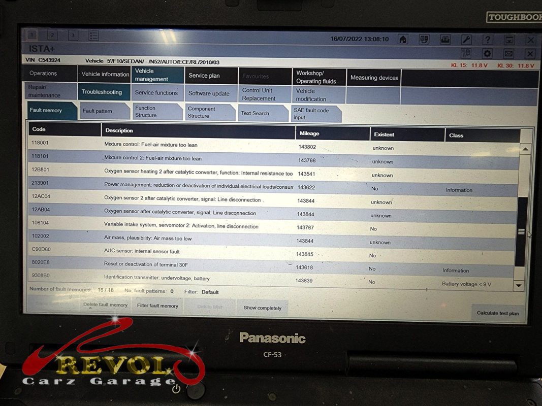 Battery and charging test on the BMW 523i showing the failed battery.