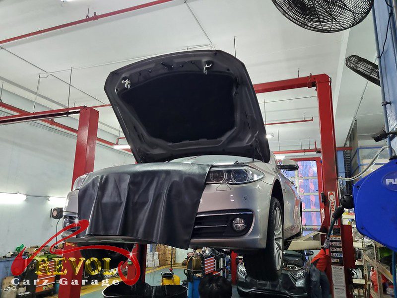 Pressure test on the BMW 520i cooling system finding the leak.