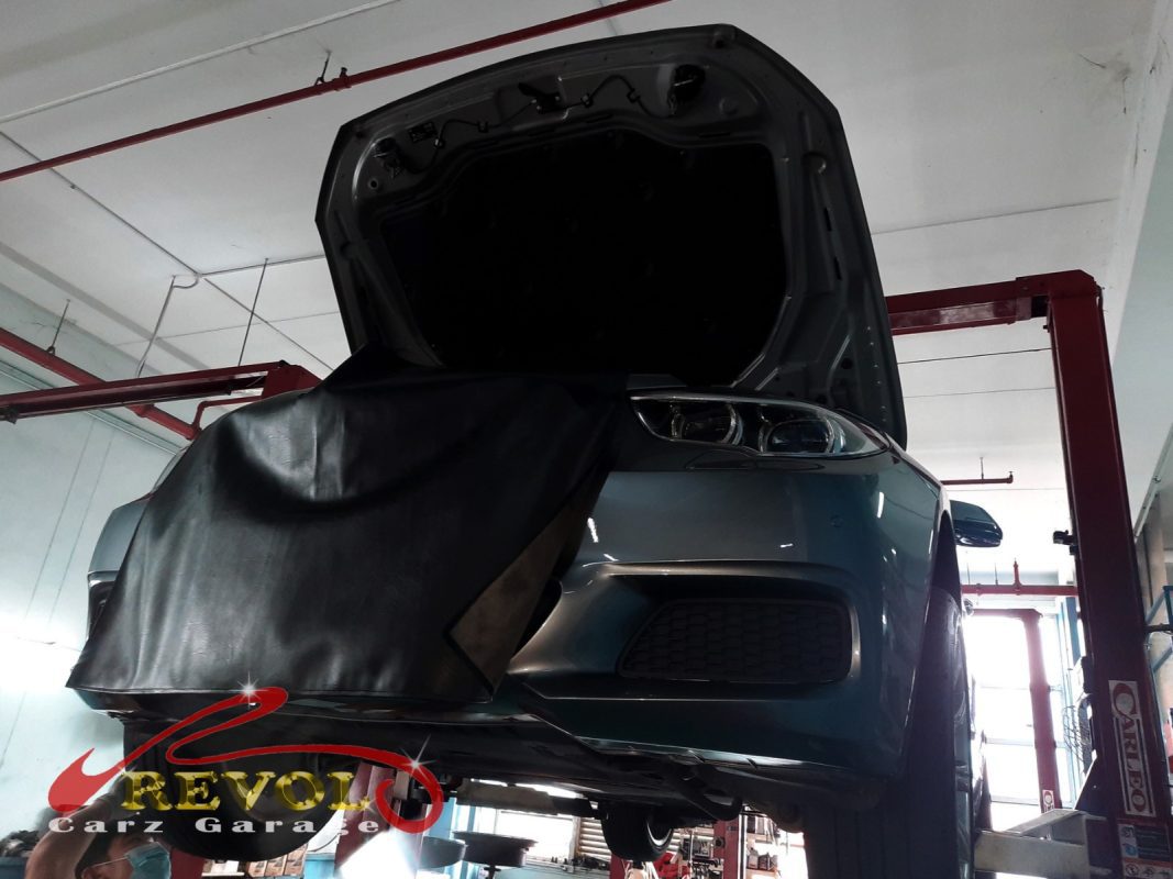 The worn front shock absorber on the BMW 528i with a perished top mount.