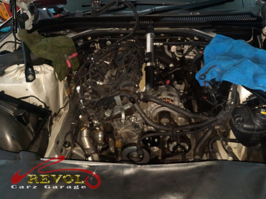The old thermostat removed from the housing.