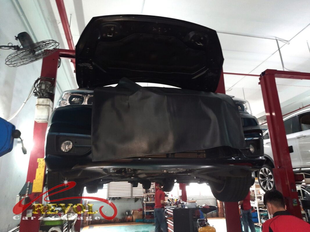 The worn engine mount with cracked and sunken rubber on the BMW 216 Gran Tourer.