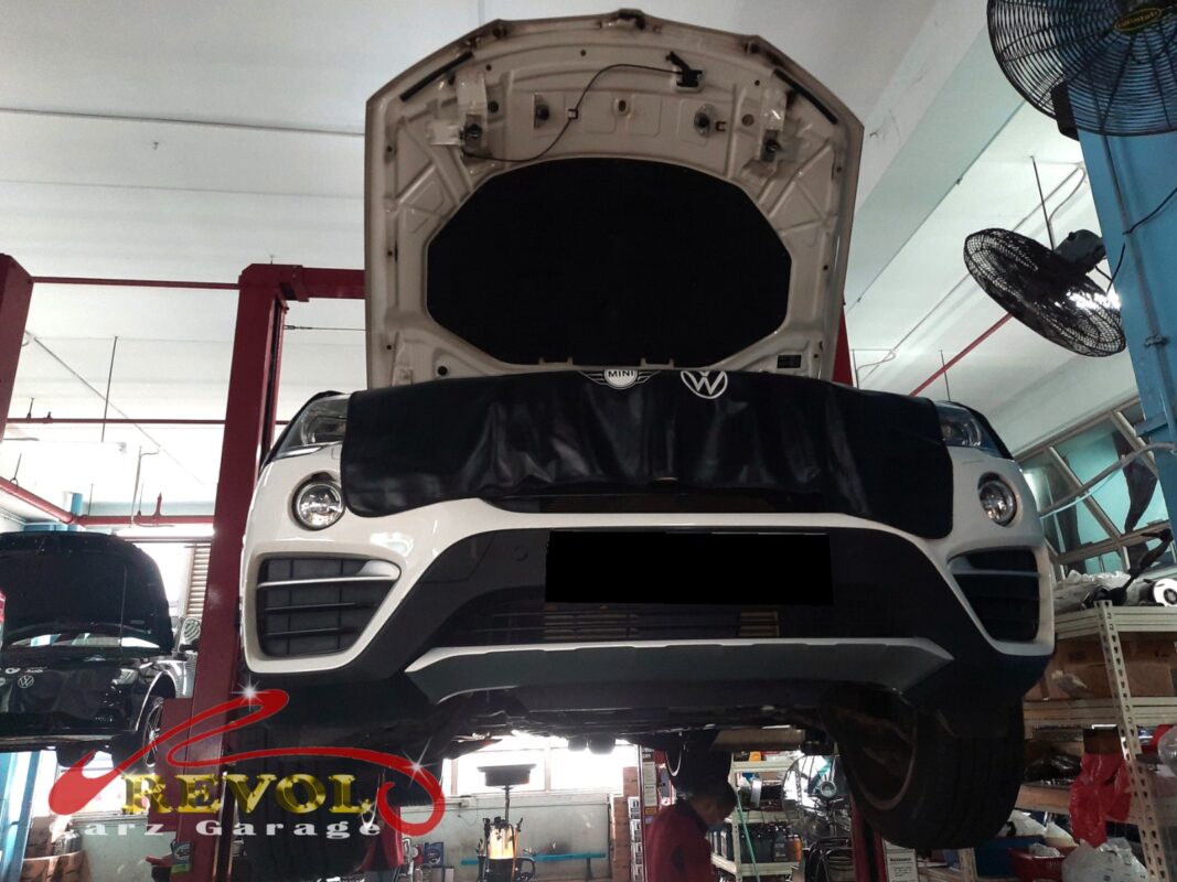 Oil seepage around the valve cover on the BMW X4.