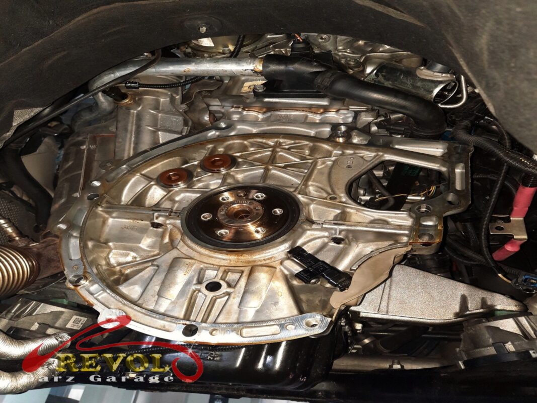 The flywheel removed and the old rear crankshaft seal exposed.